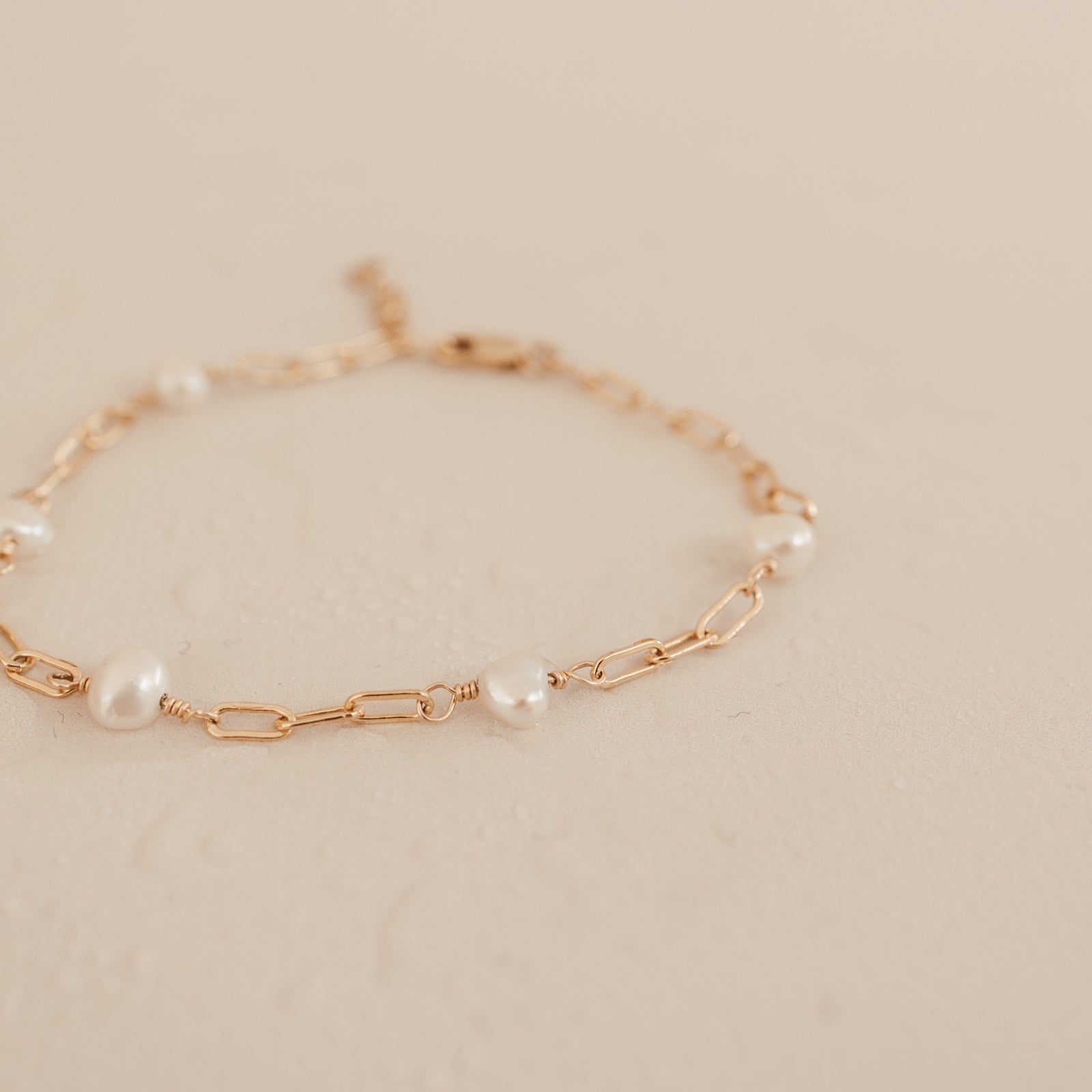 Personalised jewellery - KBN Jewellery - handmade jewellery – Personalised Jewellery gifts – Dainty jewellery – pearl jewellery – pearl bracelet – dainty pearl bracelet – Mothers day gift – wedding gift – natural pearls – real pearl bracelet – linked chain with pearls between 