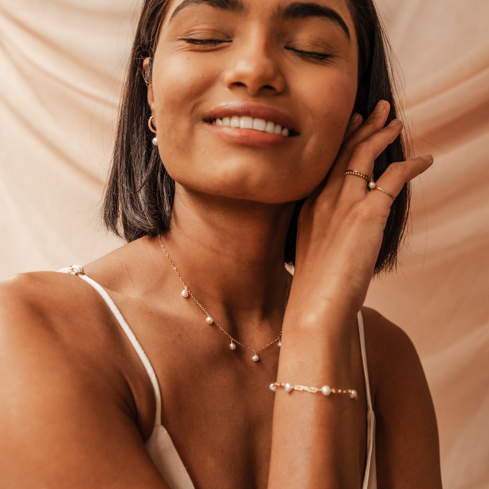 Personalised jewellery - KBN Jewellery - handmade jewellery – Personalised Jewellery gifts – Dainty jewellery – pearl jewellery – pearl bracelet – dainty pearl bracelet – Mothers day gift – wedding gift – natural pearls – real pearl bracelet – linked chain with pearls between 