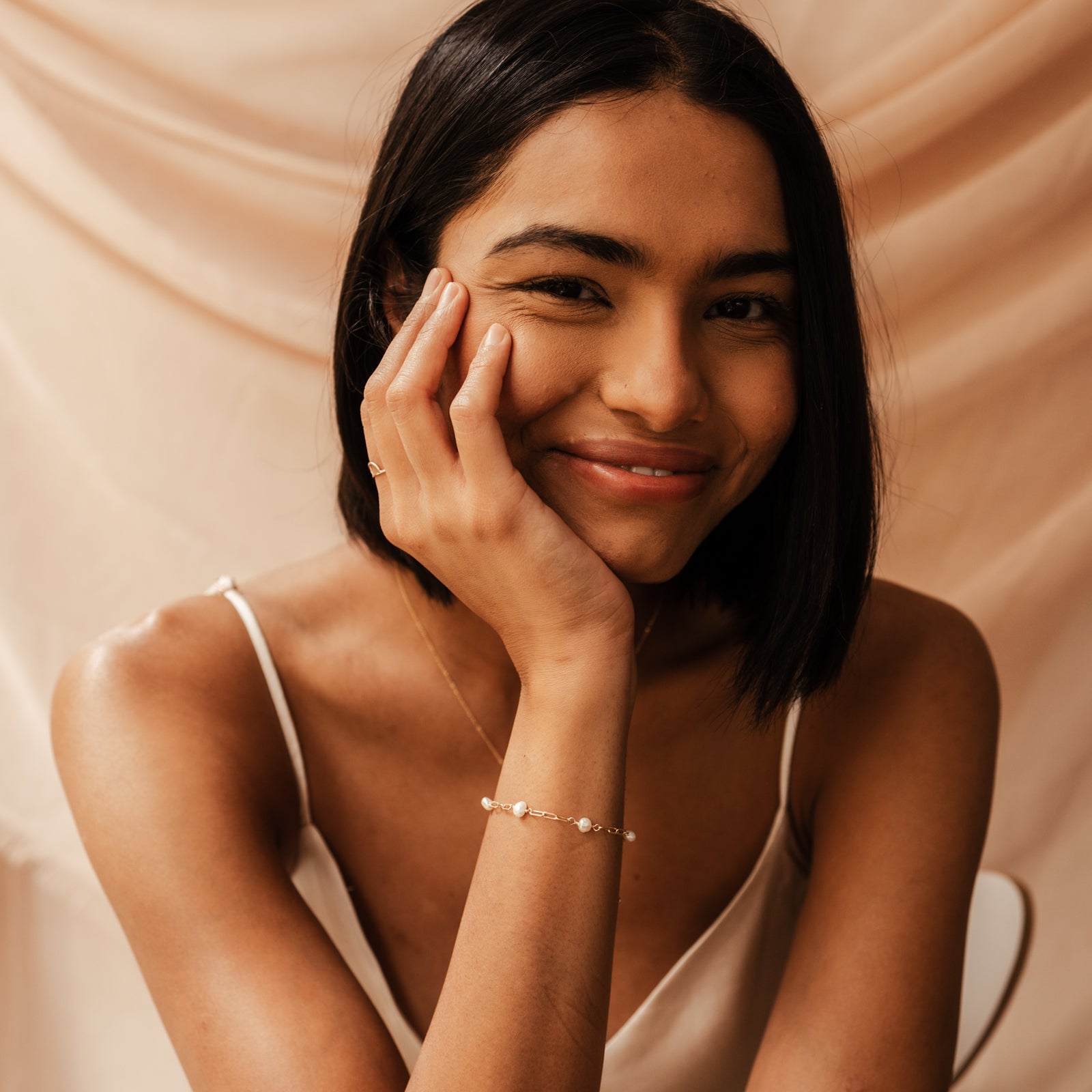 Personalised jewellery - KBN Jewellery - handmade jewellery – Personalised Jewellery gifts – Dainty jewellery – pearl jewellery – pearl bracelet – dainty pearl bracelet – Mothers day gift – wedding gift – natural pearls – real pearl bracelet – linked chain with pearls between 